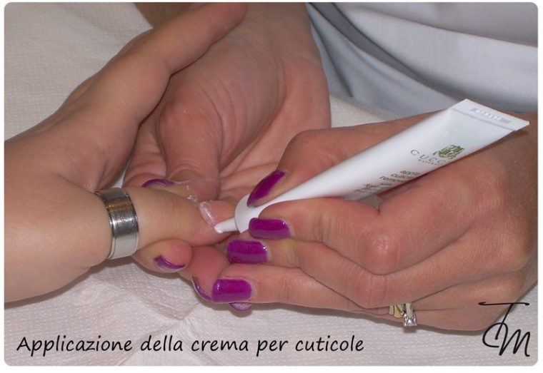 applicazione della crema per cuticole