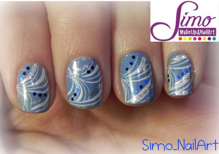 Tutorial Nail Art - Nail Art azzurra con stamping e dischetto Konad