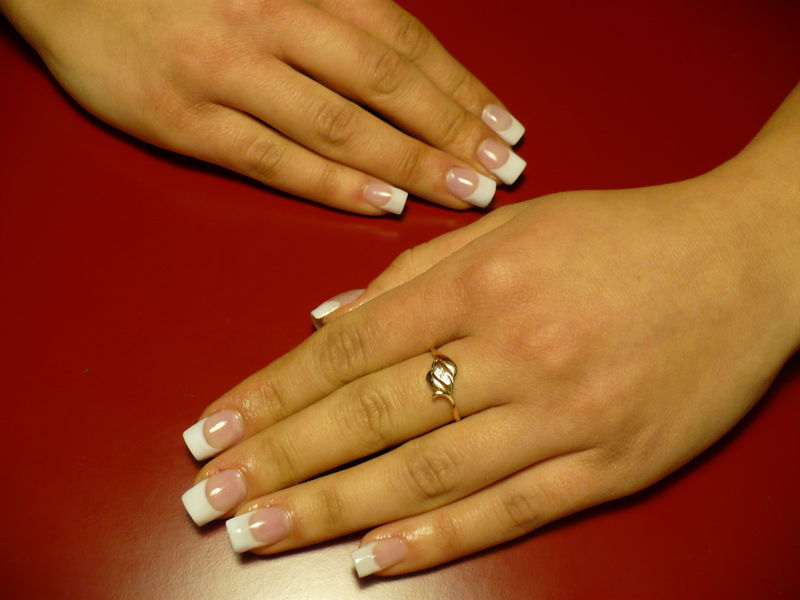 ricostruzione-unghie-acrilico-french-manicure